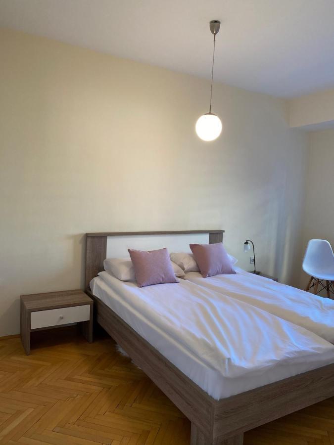 M&C Central Apartment Skopje Buitenkant foto